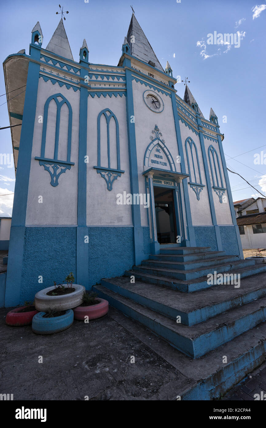 Giugno 6, 2017 Cotundo, Ecuador: chiesa colorate nel centro della piccola cittadina tropicale Foto Stock
