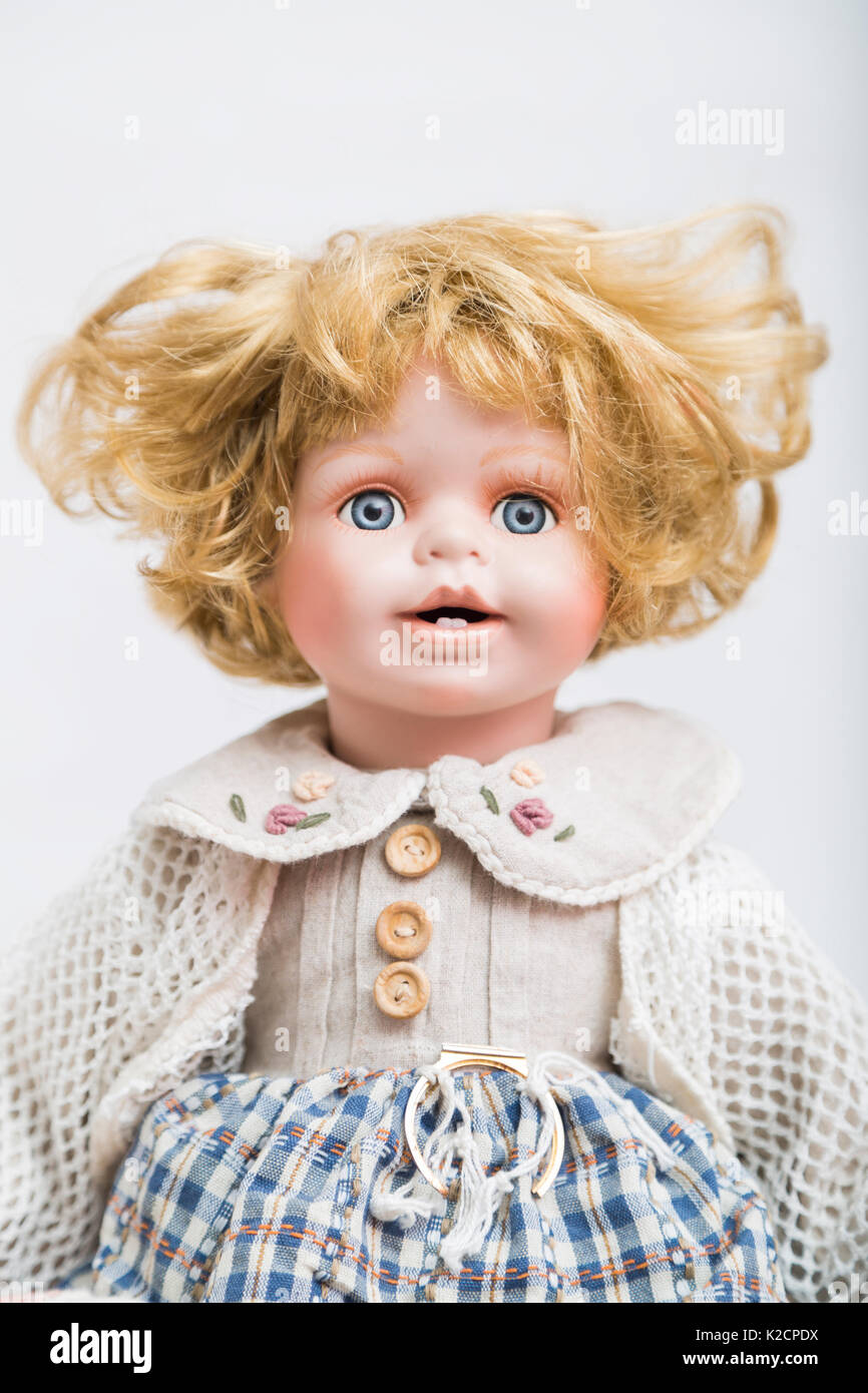 Ritratto di una ceramica porcellana fatti a mano bambola vintage con grandi  occhi blu e aprì