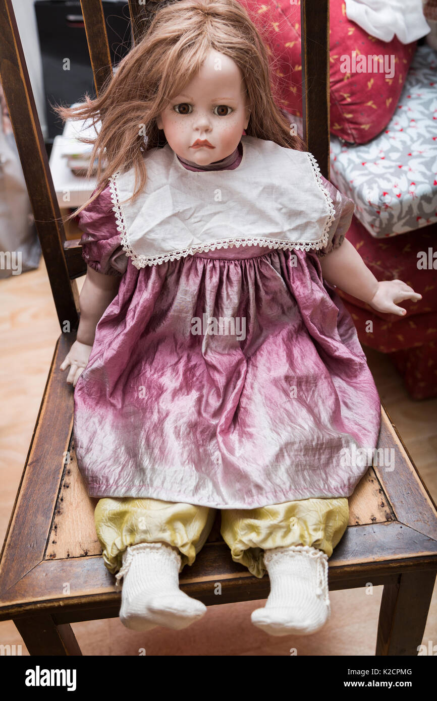 bambole di porcellana sedute