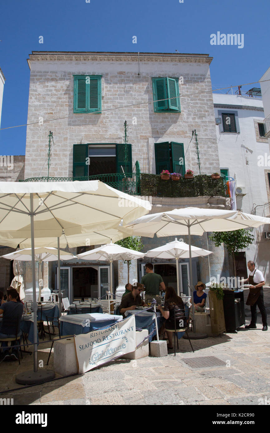 Turisti che mangiano fuori da un ristorante, Italia Foto Stock