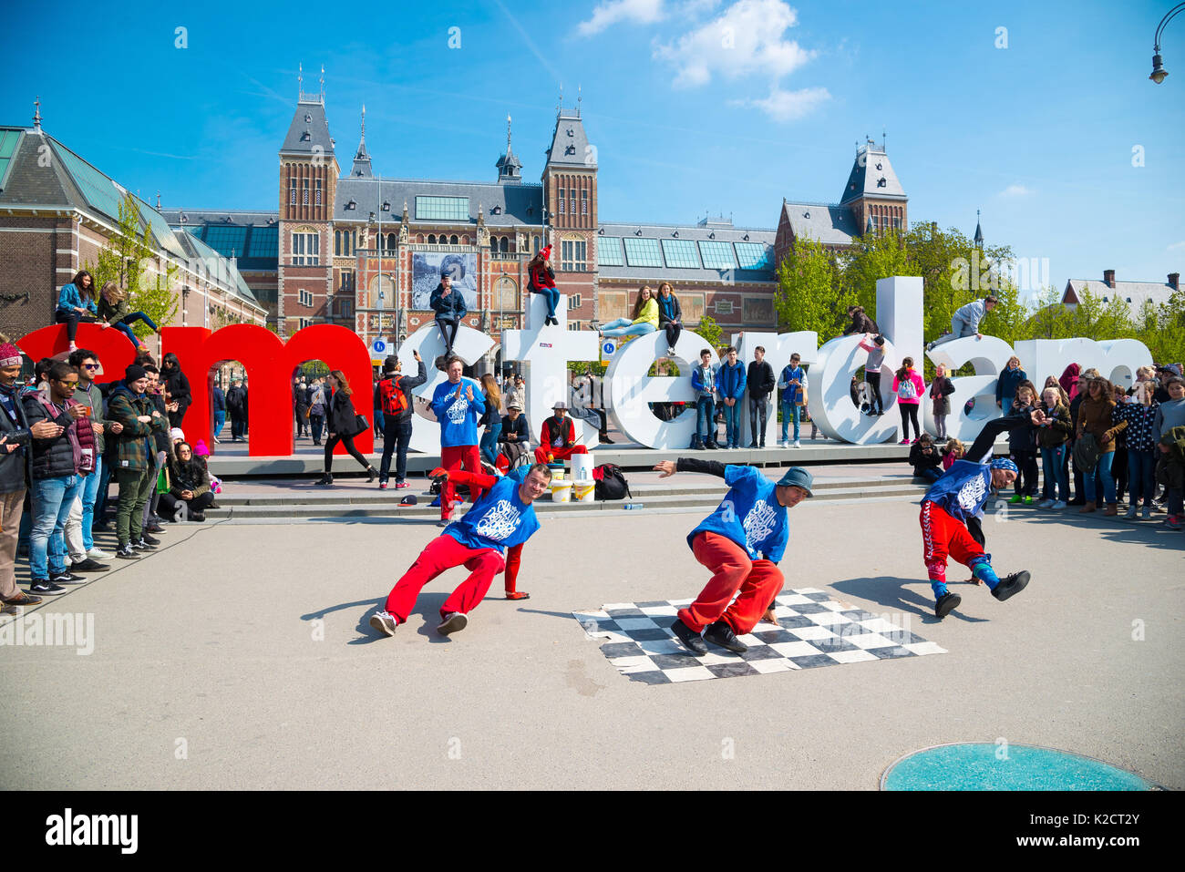 Amsterdam, Paesi Bassi - 20 aprile 2017: gioventù break dancing sulle strade della città di Amsterdam. street festival breakdance. Foto Stock