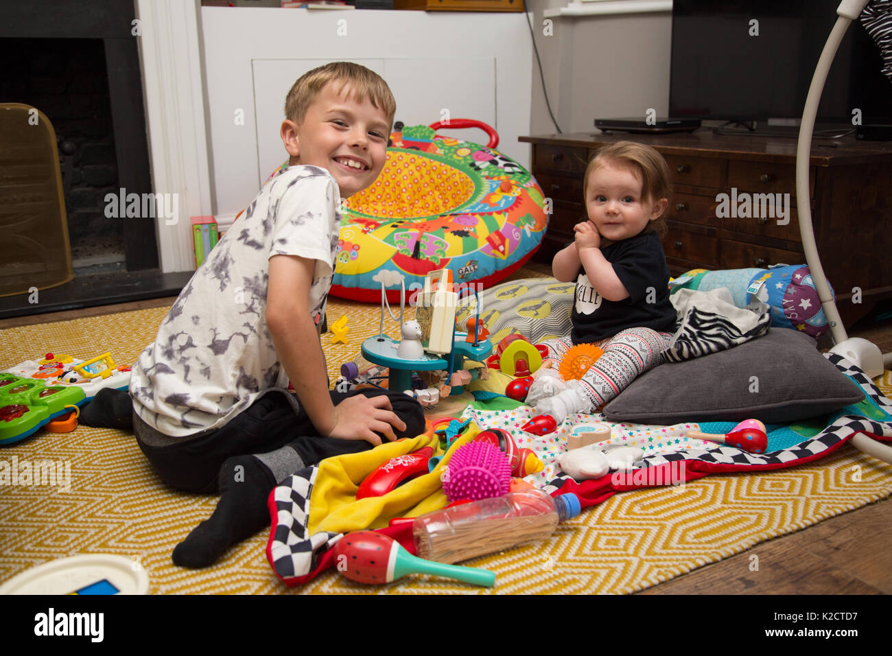 Un grande fratello che gioca con la sua sorella minore, fratelli di età-gap, Regno Unito Foto Stock