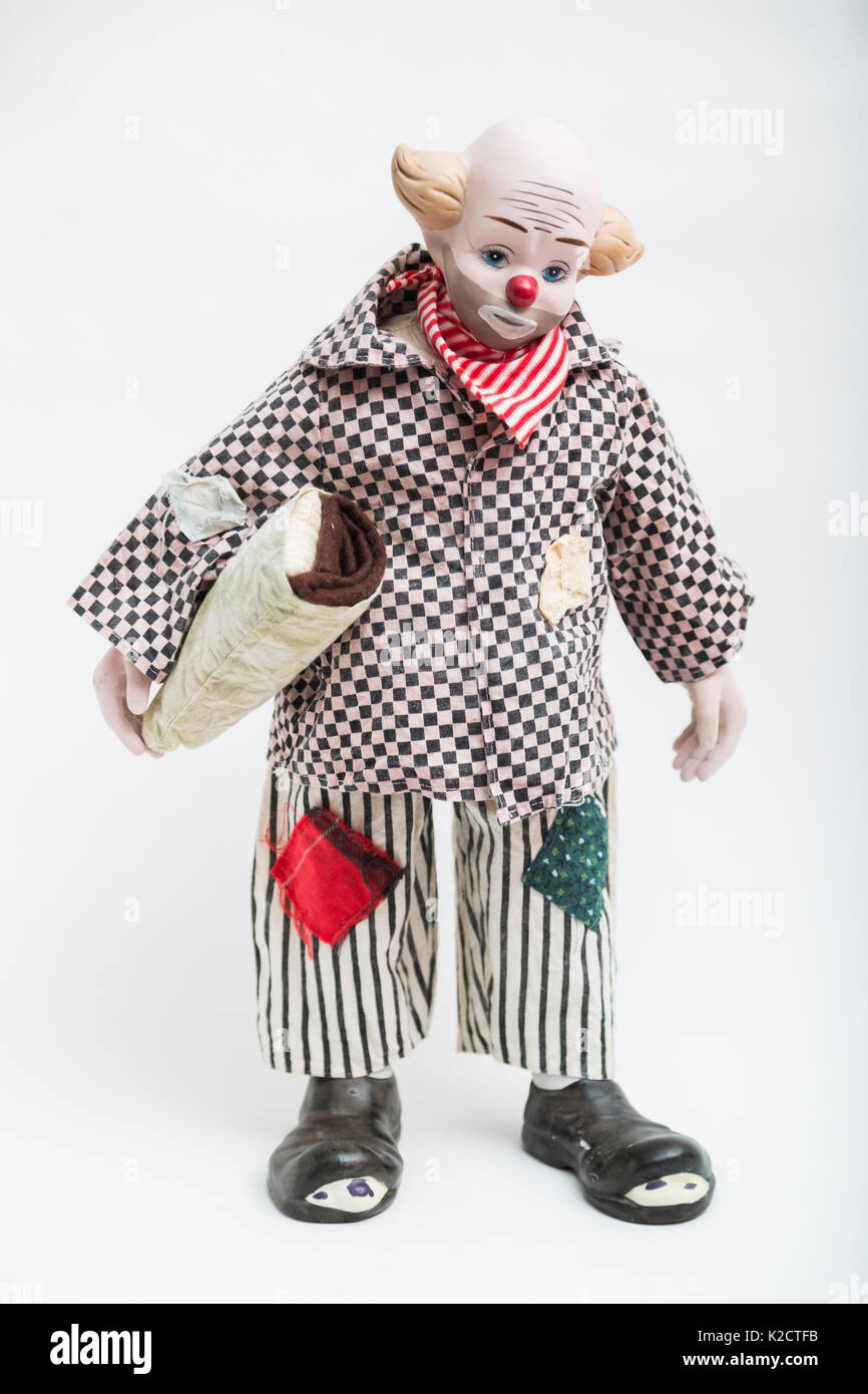 Ceramica Porcellana fatti a mano bambola vintage di sad abdominous clown  con naso rosso, capelli biondi, metà bold in plaid bianco e nero t-shirt,  pantaloni a strisce wit Foto stock - Alamy