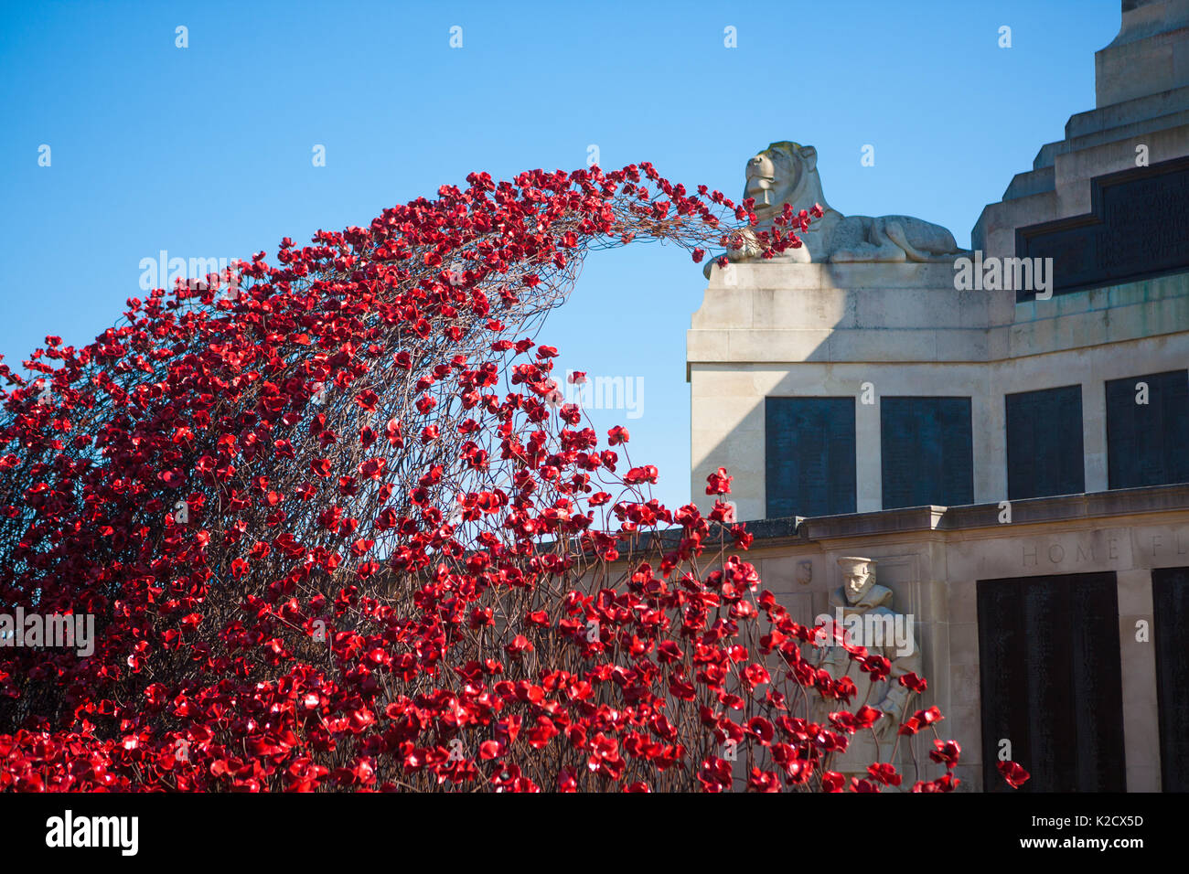 Papaveri Wave installazione d arte a Plymouth Memoriale Navale. Da Paolo artista Cummins e Tom Piper Designer. La zappa, Plymouth Devon, Inghilterra UK GB Foto Stock