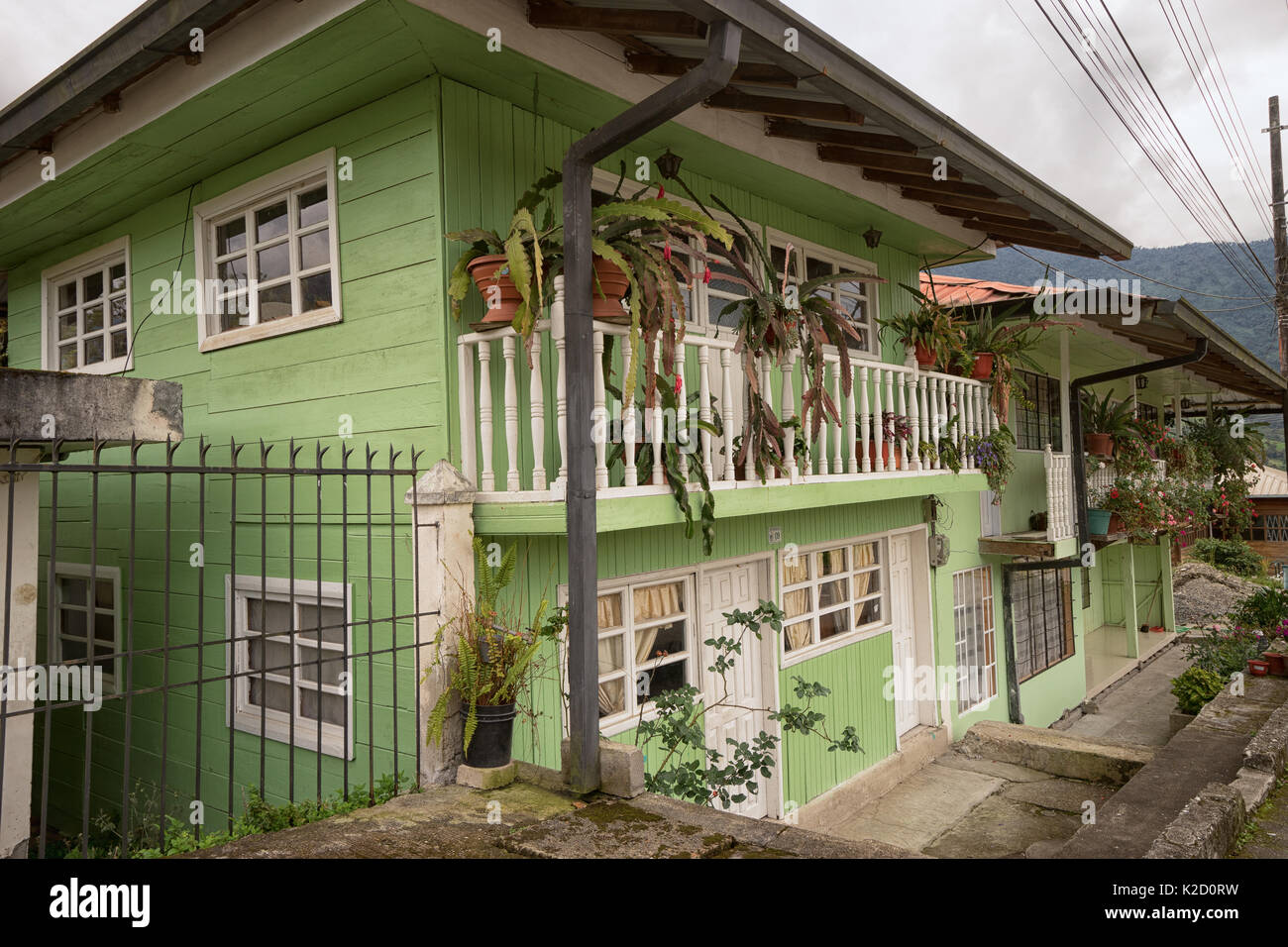Giugno 8, 2017 Baeza, Ecuador: la città di montagna è noto per i suoi piccoli ccolorful centro storico con asse di legno case e come gateway per l avvento Foto Stock