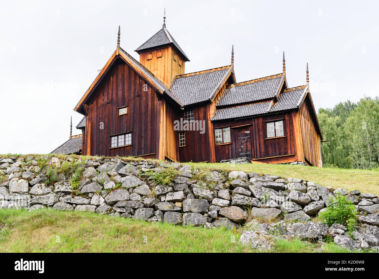 Uvdal, Norvegia - Agosto 15, 2017: Travel documentario della vecchia chiesa della doga e dintorni. Qui la chiesa che si vede sul pendio con bosco in backg Foto Stock