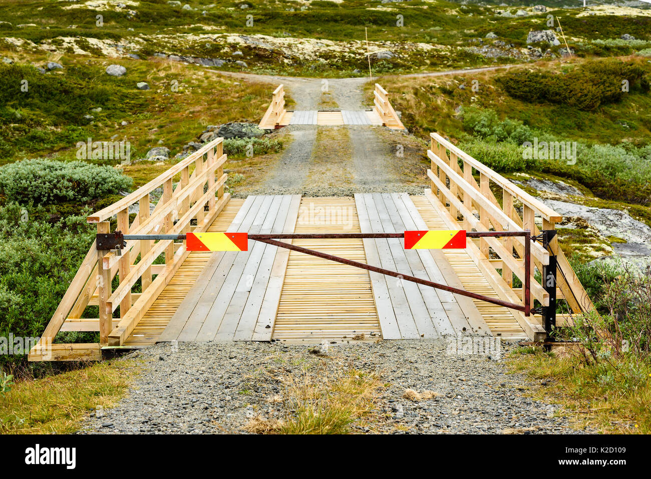 Strada di campagna con due di recente costruito ponti chiuso dalla barriera stradale. Foto Stock