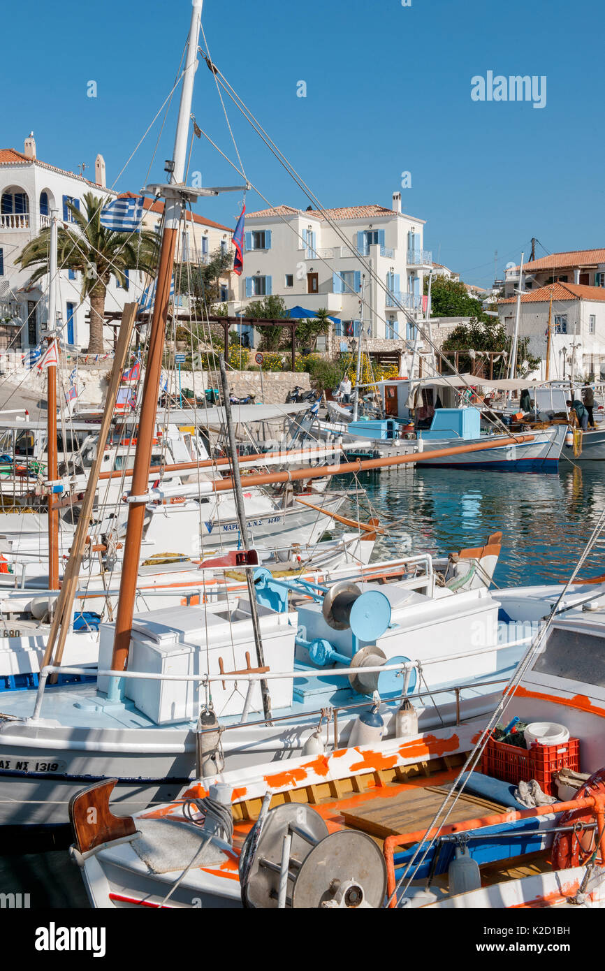 Greco di piccole barche da pesca chiamato caicco legato al dock in porto, Spetses isola del Mar Egeo, Mediterraneo, Grecia, Aprile 2009 Foto Stock