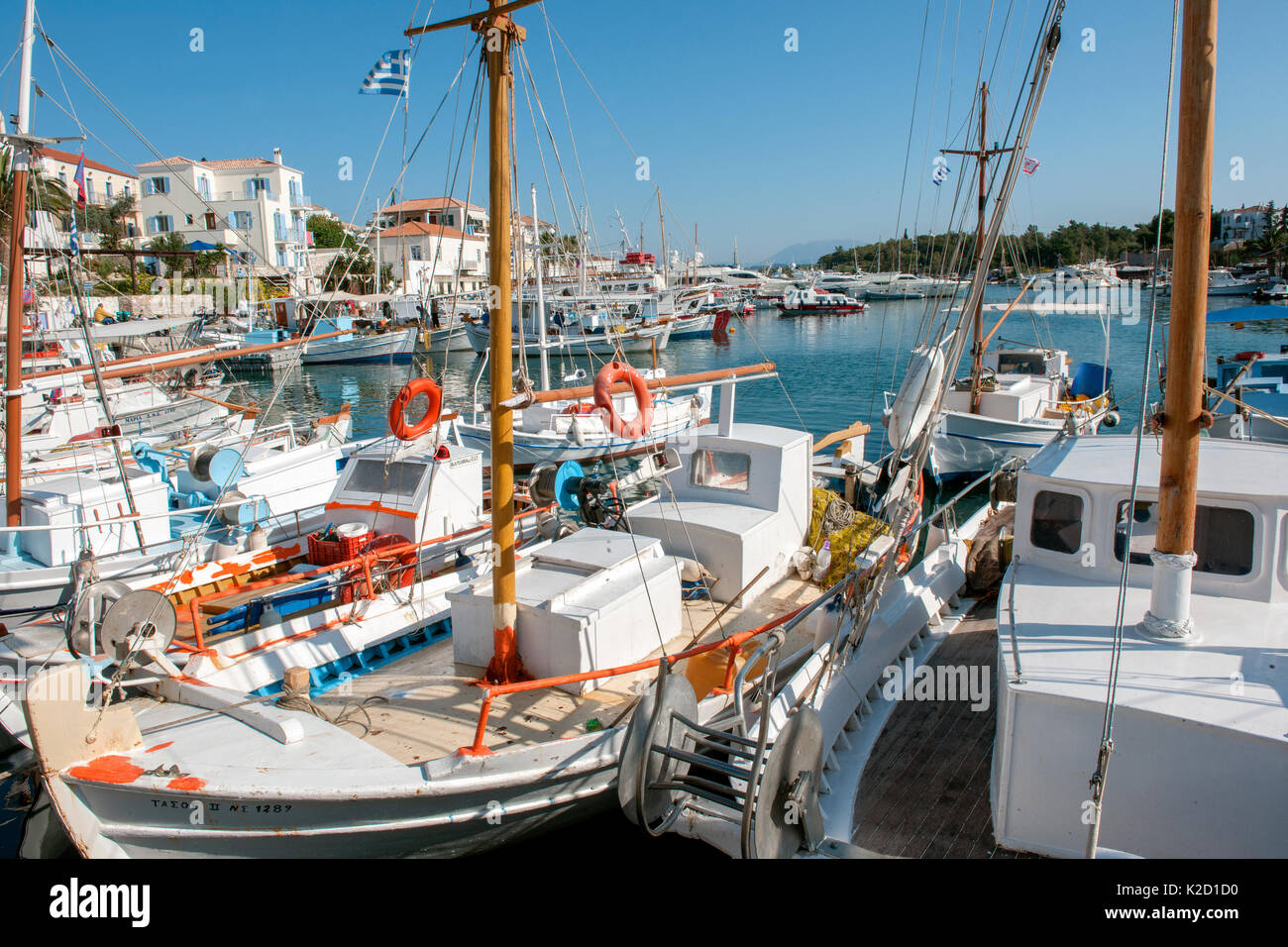 Greco di piccole barche da pesca chiamato caicco legato al dock in porto, Spetses isola del Mar Egeo, Mediterraneo, Grecia, Aprile 2009 Foto Stock