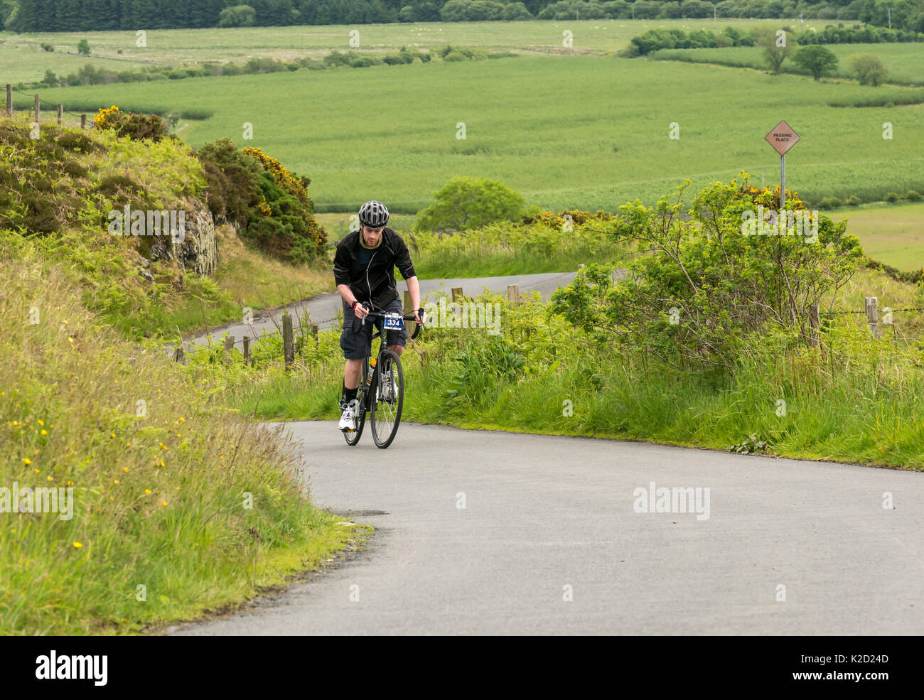 Giovane uomo sulla bicicletta pedalando fino Dreva Hill, Legge del ciclo di Scozia Skinny Tweed 2017 manifestazione ciclistica, Peebles, Scottish Borders, Scotland, Regno Unito Foto Stock