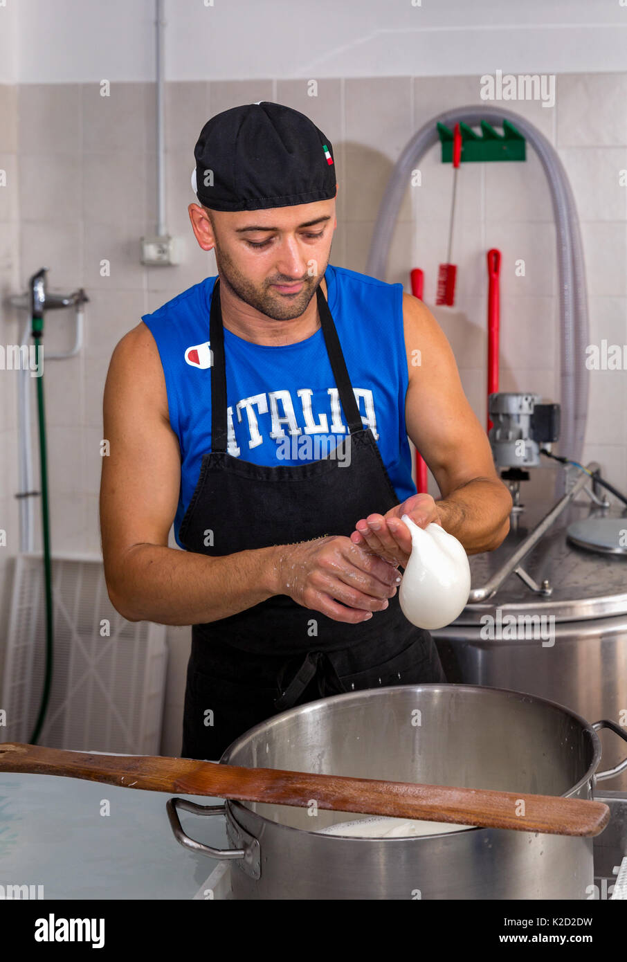 Formaggio italiano maker rendendo burrata, Costigliole d'Asti, Piemonte, Italia Foto Stock