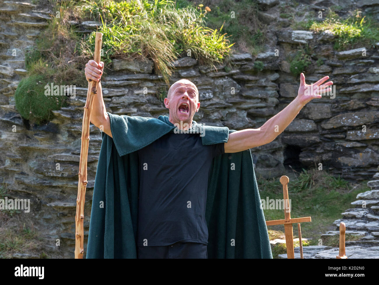 Un attore in una storia inglese teatro all aperto di produzione. Foto Stock