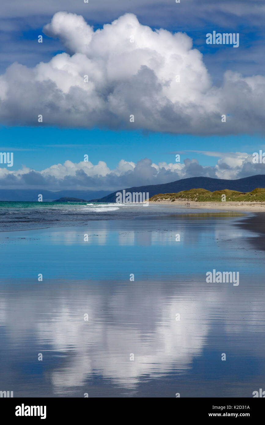 Riflessioni nel mare di Traigh Lar, North Uist, Ebridi, Scozia, Giugno. Foto Stock