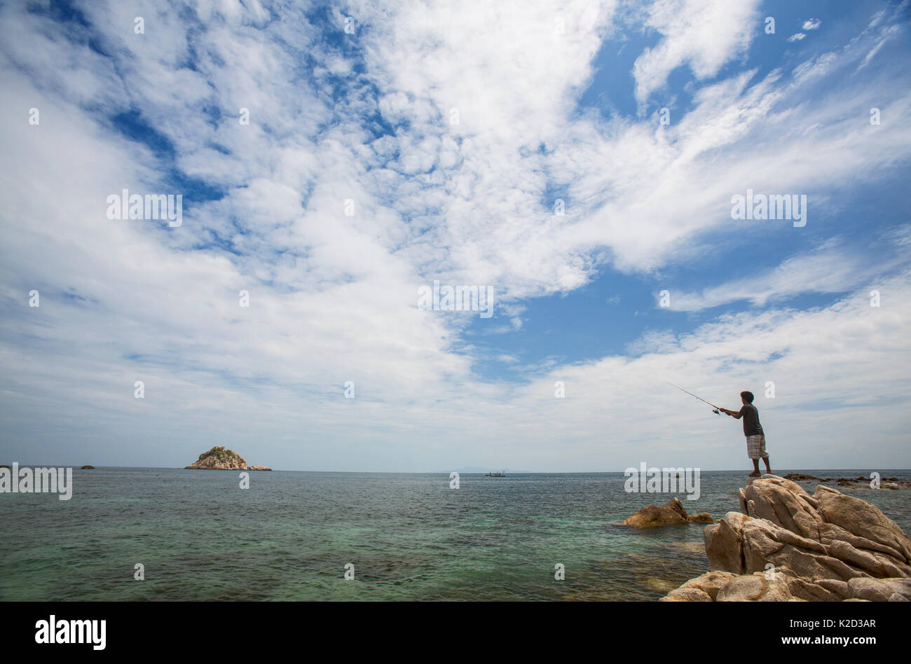 Pescatore presso Sai Deng Beach, Koh Tao, Golfo di Thailandia, Tailandia, Ottobre. Foto Stock