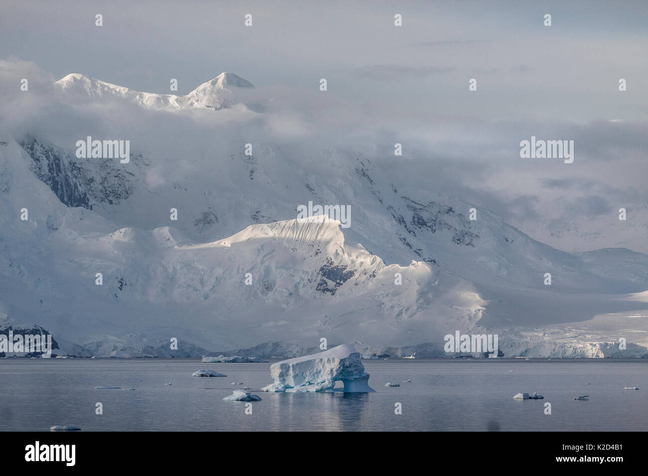 Bassa wispy nubi intorno montagne sopra Wilhelmina Bay, Penisola Antartica, Antartide, Gennaio 2012. Foto Stock