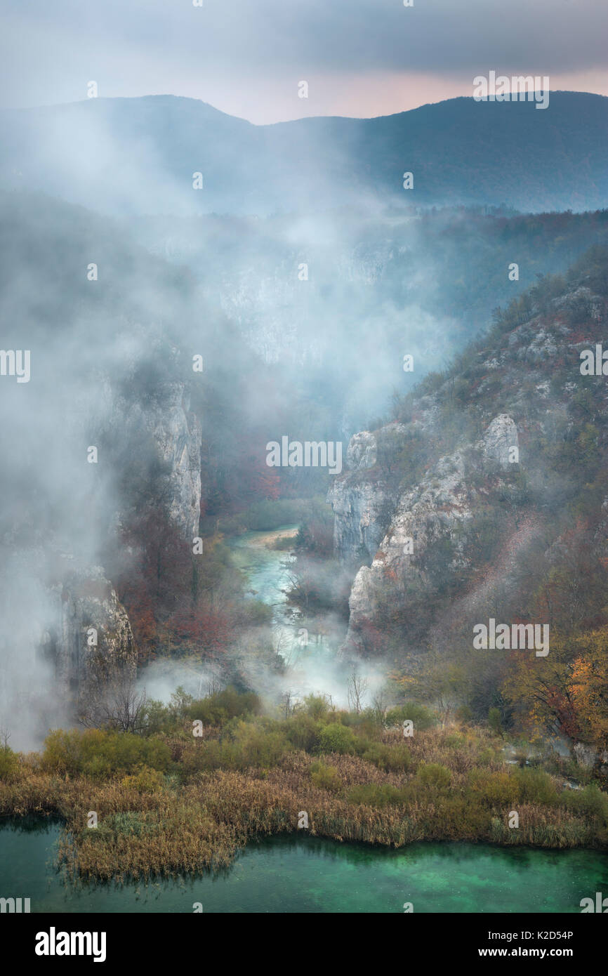 Limestone Gorge sotto il 'Sastavci' cascate, il Parco Nazionale dei Laghi di Plitvice, Croazia. Novembre. Foto Stock