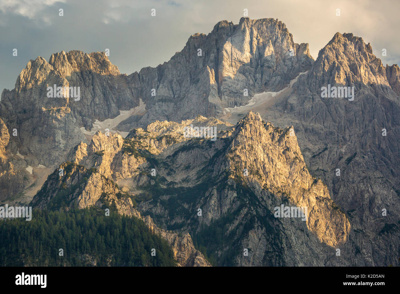 Velika Ponca (il più alto dei picchi mostrato a 2592 m) al tramonto, il Parco Nazionale del Triglav, sulle Alpi Giulie, Slovenia, luglio 2015. Foto Stock