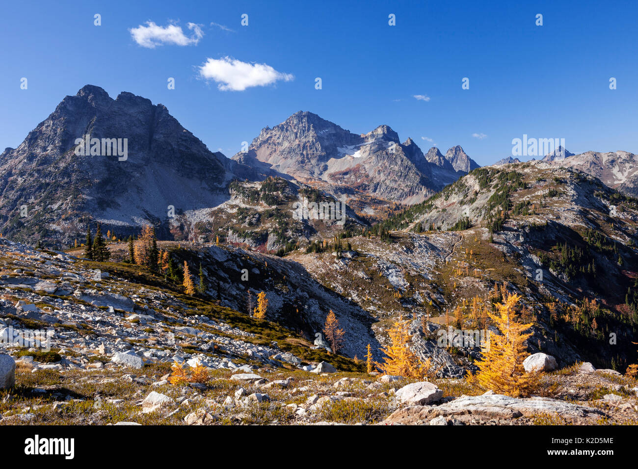 Vista del corteo e picco picco nero, acero Pass Loop, Parco nazionaledi North Cascades complessa, Washington, Stati Uniti d'America. Ottobre 2015. Foto Stock