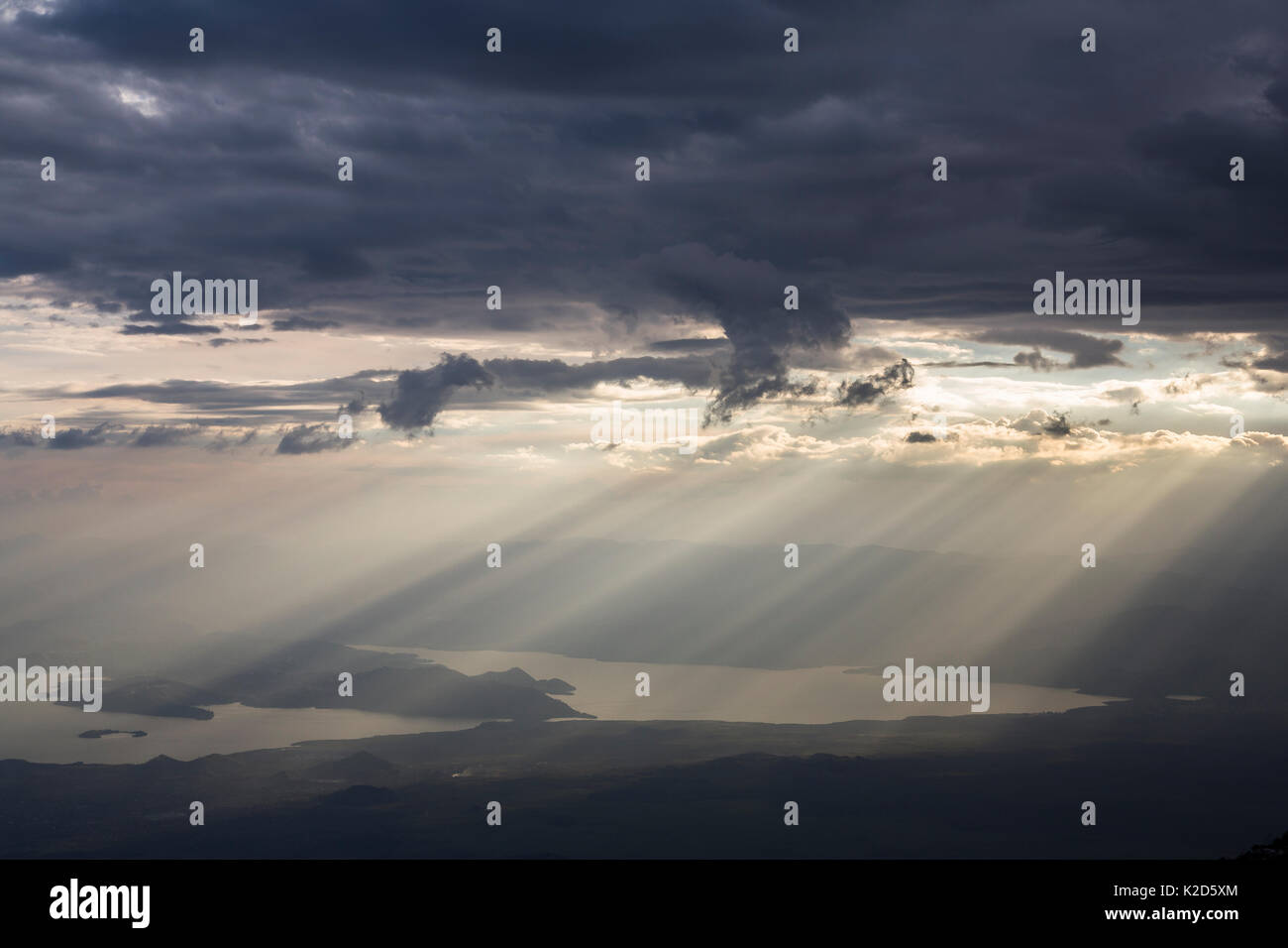Il lago Kivu al tramonto, visto dalla cima del vulcano Nyiragongo, sopra il livello del mare. Foto Stock