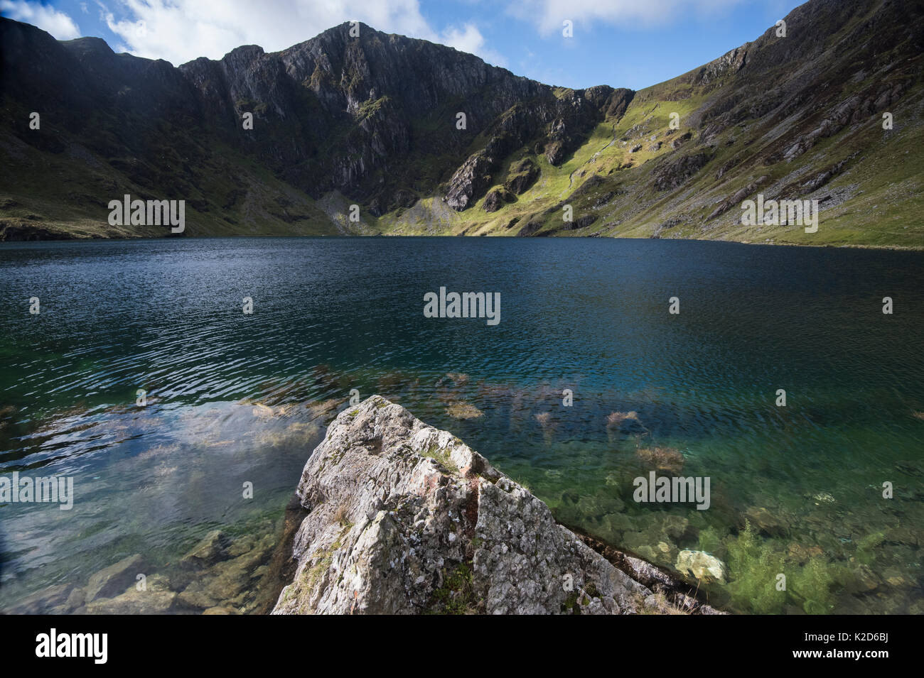 Llyn Cau, sotto Cadair Idris, Dolgellau Galles, Aprile 2014 Foto Stock