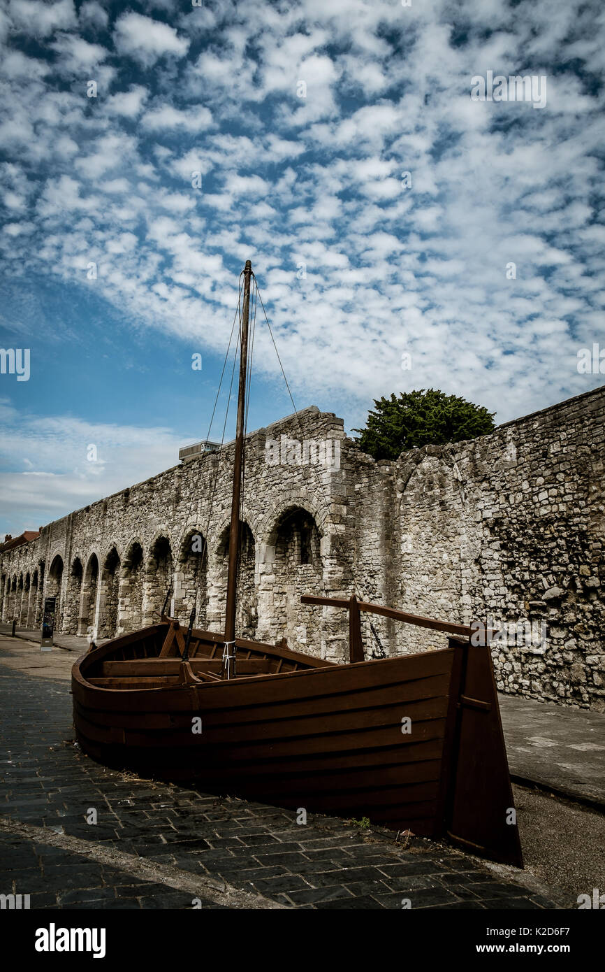 Vecchie mura della città di Southampton con la ricostruzione di un commercio di barca in primo piano Foto Stock