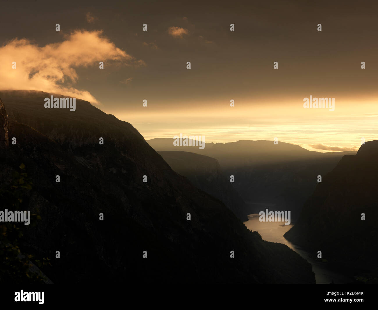 Sunrise luce su Byfjorden Sito Patrimonio Mondiale di Bergen, Norvegia, Agosto 2012. Foto Stock
