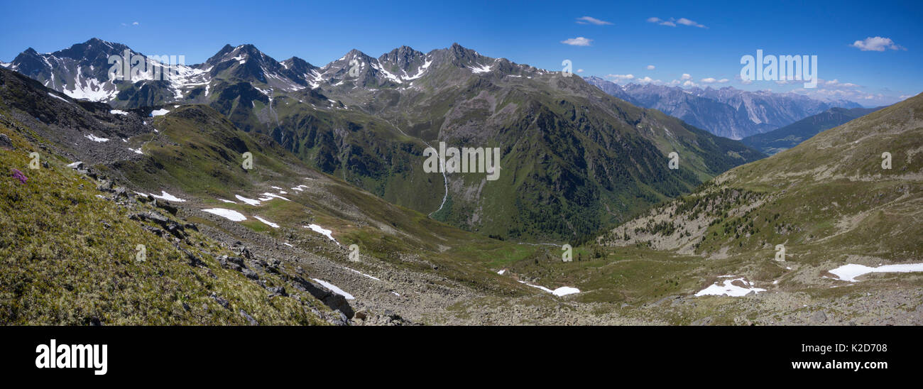 Guardando verso la valle Urgtal che risiede nel Samnaungruppe, un sottogruppo delle Alpi Centrali. Nordtirol, Alpi austriache. Luglio. Cucito digitalmente panorama. Foto Stock