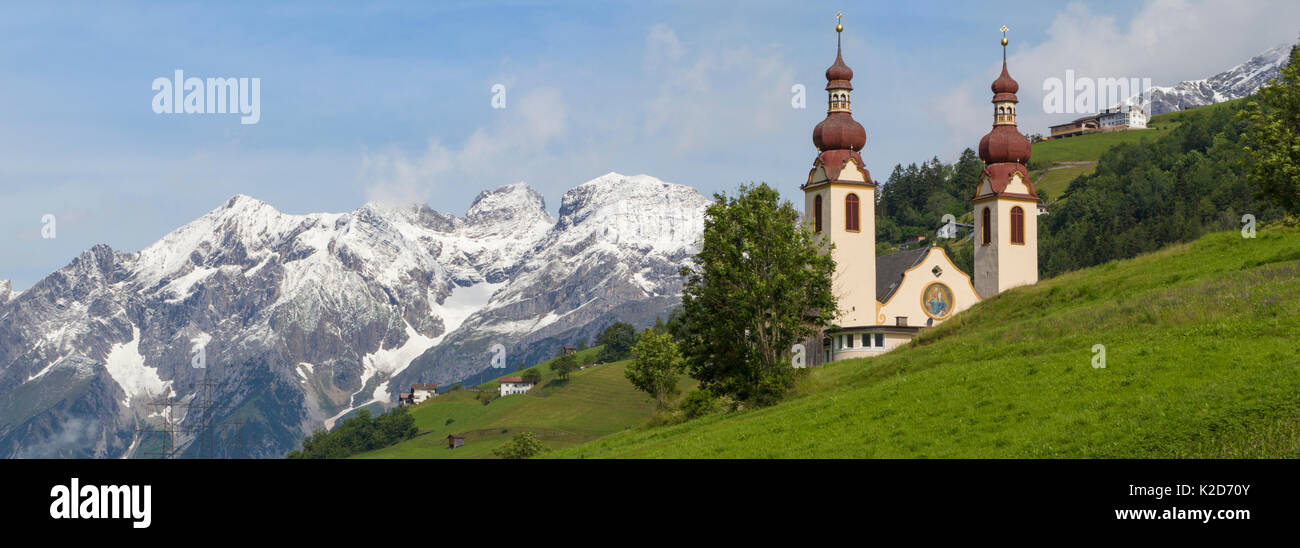La chiesa nel villaggio di Fliess. Nordtirol, Alpi austriache. Giugno. Digitalmente panorma cucito. Foto Stock