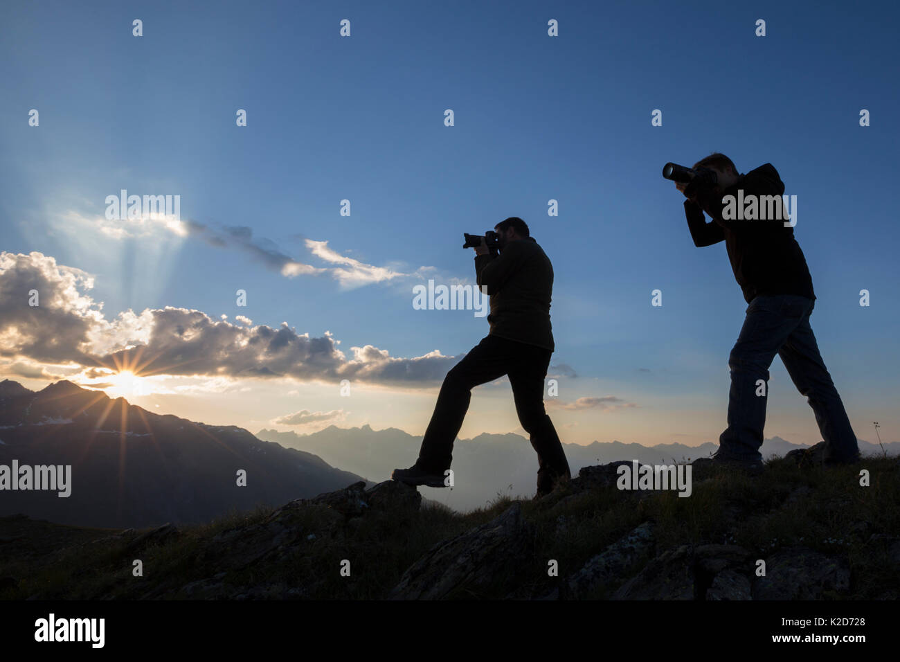 I fotografi al tramonto la registrazione del paesaggio di montagna della Samnaungruppe, un sottogruppo delle Alpi Centrali, Nordtirol, Alpi austriache. Luglio. Foto Stock