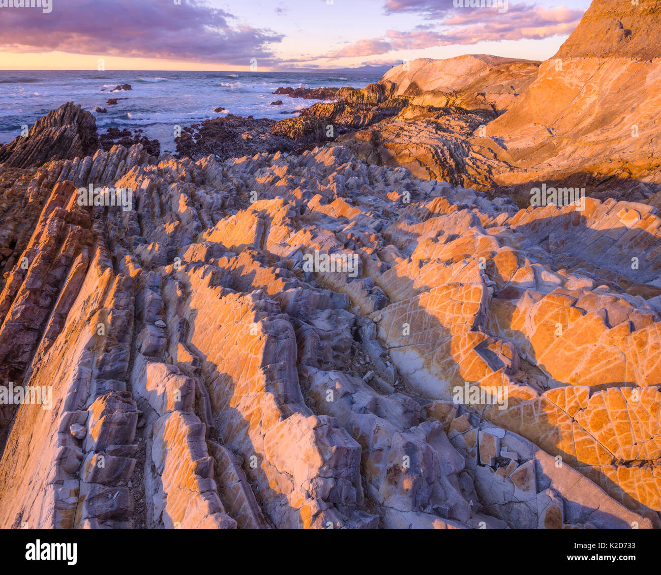 Tramonto sulla costa del Montana de Oro parco dello Stato della California, USA dicembre. Foto Stock