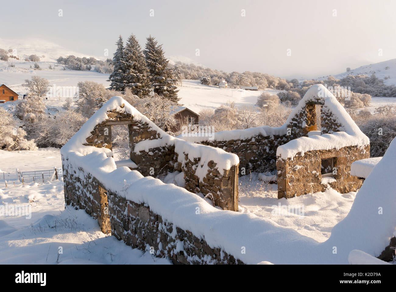 Paesaggio rurale paesaggio con rovinato croft house coperto di neve spessa su un chiaro soleggiato inverni giorno, Rogart, Sutherland, Highlands, Scotland, Regno Unito Foto Stock