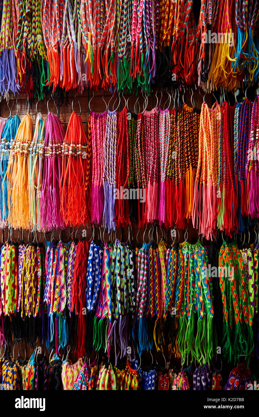 Bracciali in negozio di artigianato, Cusco, Perù, Sud America Foto Stock