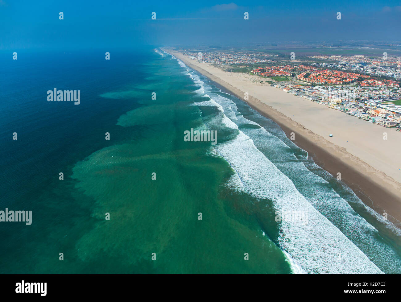 Vista aerea della città di Oxnard e di fronte alla spiaggia, Ventura County, California, Stati Uniti d'America, febbraio 2015. Foto Stock