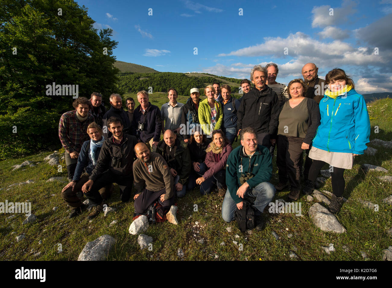 Il Rewilding team europei riuniti nell'Appennino Centrale Area Rewilding, Lazio e Molise Parco Nazionale, Abruzzo, Italia, Giugno 2014. Foto Stock