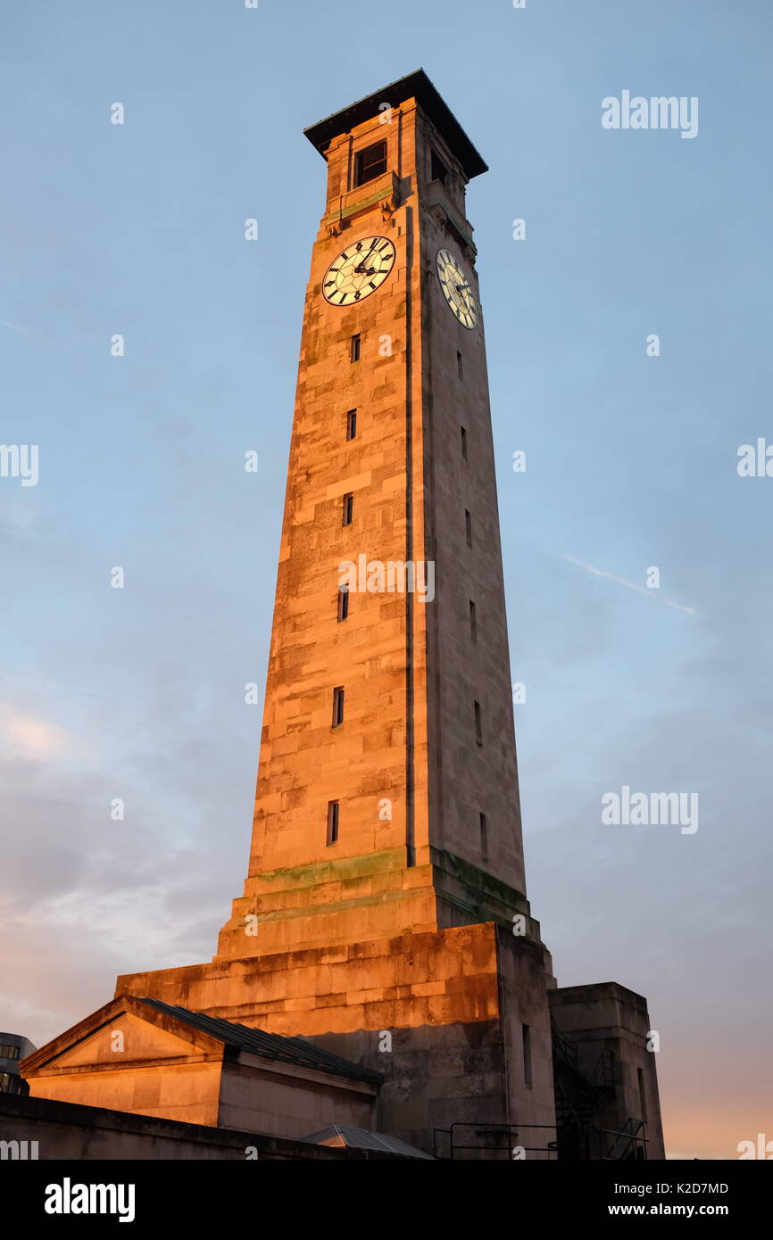 Southampton Civic Centre di clock tower sorge nel cielo al crepuscolo Foto Stock