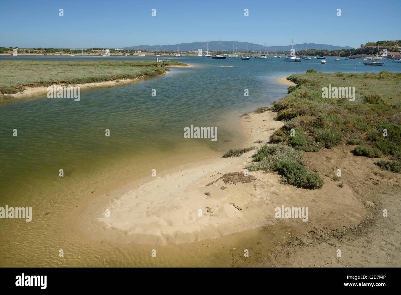 Saltmarsh e porto di estuario ad alta marea con ormeggiate barche a vela, Alvor, vicino a Portimao Algarve, luglio 2013. Foto Stock