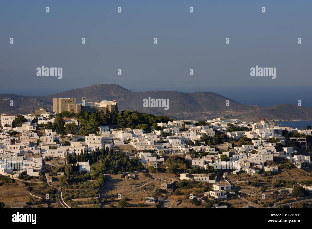 Paesaggio di Chora e il Monastero di San Giovanni il Teologo, Patmos, isole Dodecanesi, Grecia, Agosto 2013. Foto Stock