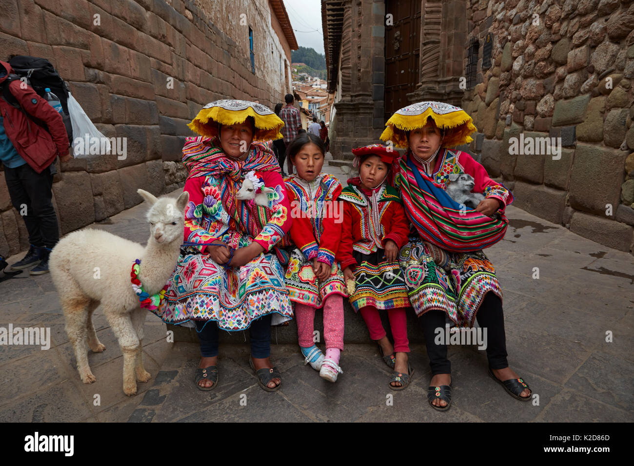 Peruviano indigeni donne e giovani ragazze in costume tradizionale e alpaca, Cusco, Perù, Sud America Foto Stock