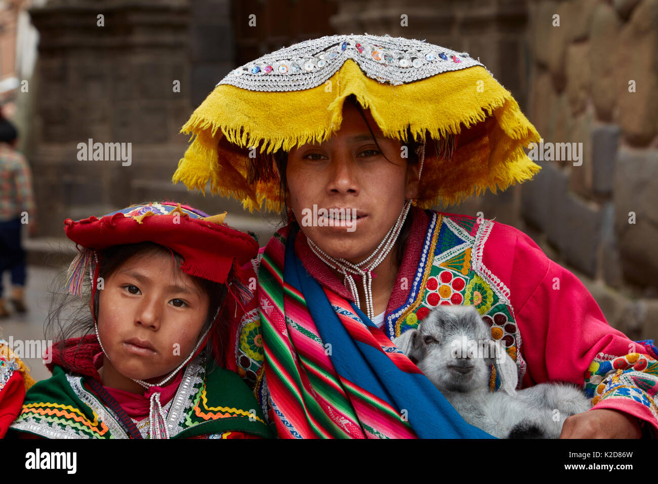 Indigeni donna peruviana e la fanciulla in costume tradizionale e baby alpaca, Cusco, Perù, Sud America Foto Stock