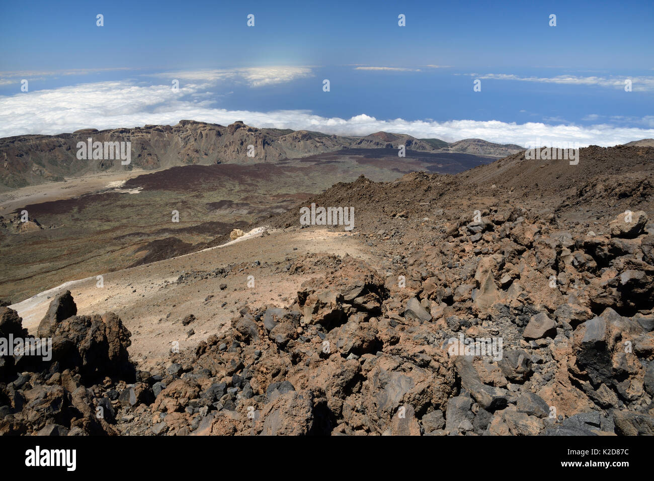 Panoramica di Las Canadas caldera dal 3700m vetta del Monte Teide, la più alta montagna d Europa, con vecchi flussi di lava e depositi di pomice, con nuvole sopra il mare in background, Tenerife, maggio. Foto Stock