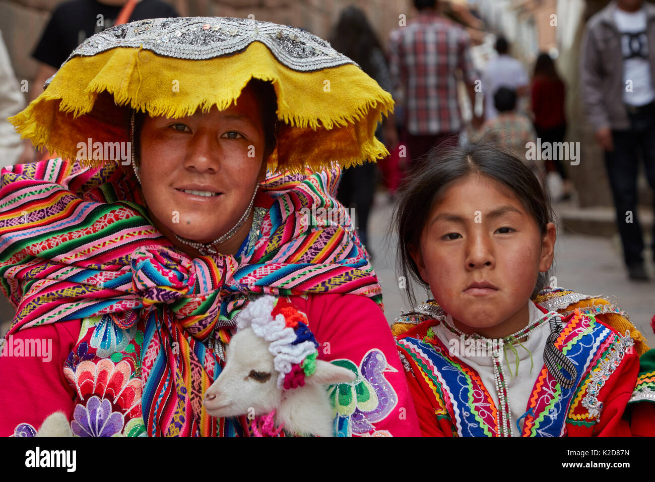 Indigeni donna peruviana e la fanciulla in costume tradizionale e baby alpaca, Cusco, Perù, Sud America Foto Stock