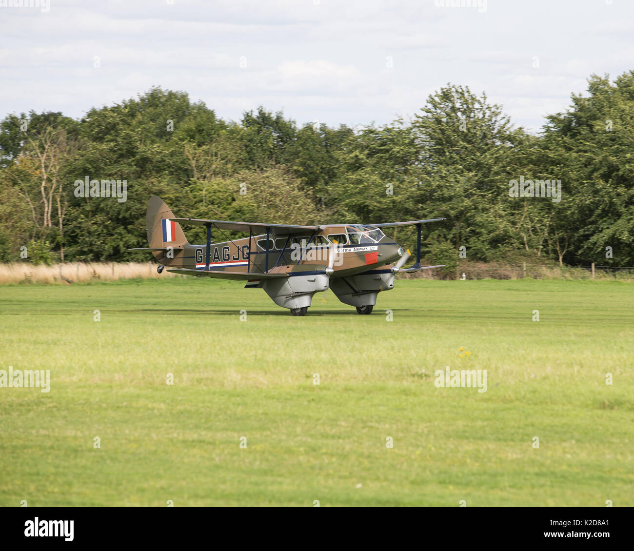 DH 89A Dragon Rapide G-AGJG atterraggio all'Shuttleworth fiducia Foto Stock