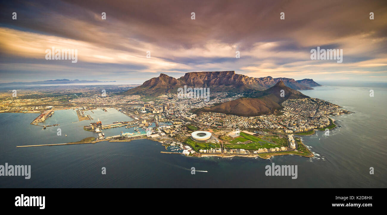 Vista aerea di Cape Town City con la Table Mountain, Sud Africa, preso da elicottero, Maggio 2011 Foto Stock