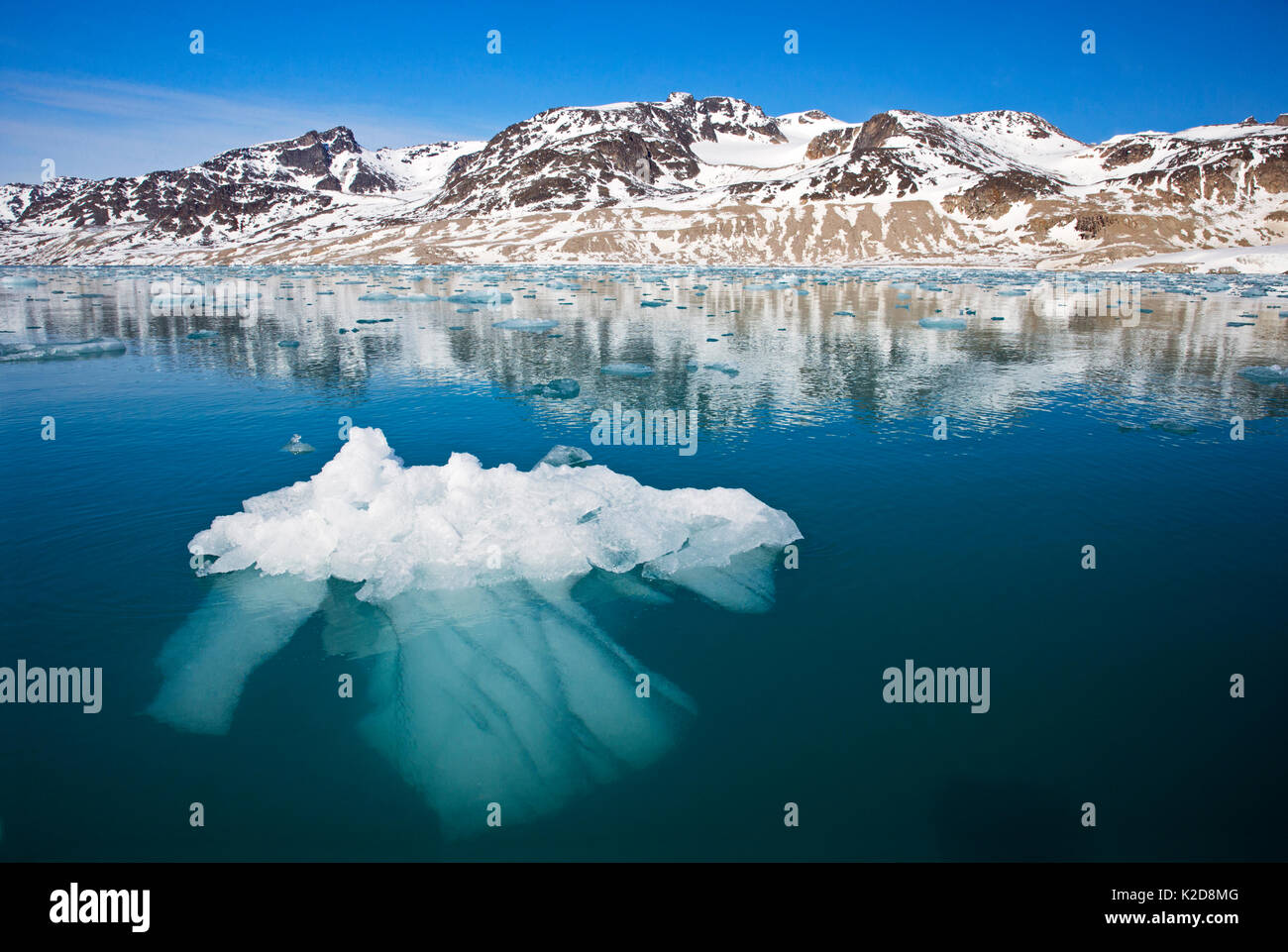 Iceberg e montagne di Svalbard, Norvegia. Artico. Luglio, 2013. Foto Stock