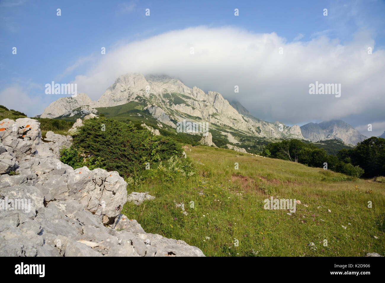 Banner adiabatica formando nuvole sopra il 2386m picco di pietra calcarea del monte Maglic, Bosnia di montagna, come aria calda sorge, si raffredda e viene soffiata dal vento, Sutjeska National Park, Bosnia e Erzegovina, luglio 2014. Foto Stock