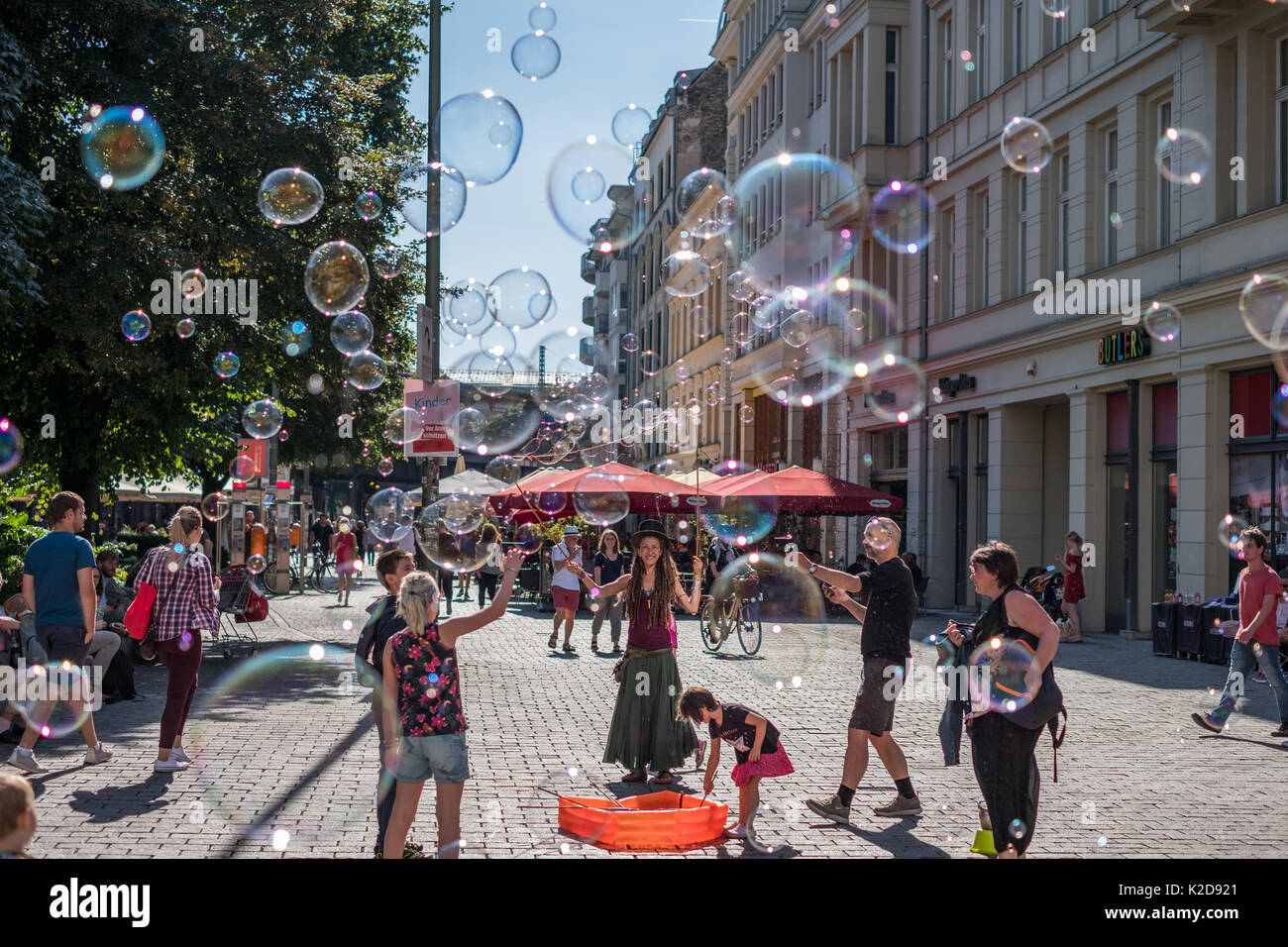 Berlino, Germania . Agosto 29, 2017 : Girl rendendo le bolle di sapone in una giornata di sole sulla strada di Berlino, Germania. Foto Stock