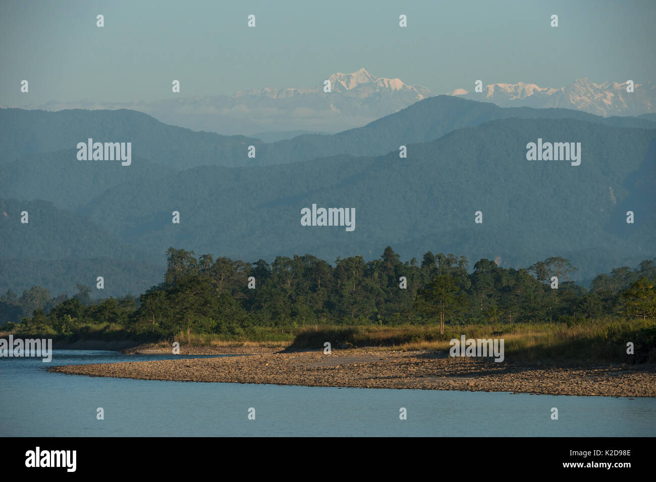 Paesaggio di Jai Bhoralli Fiume e Monte Gorichand, Nameri riserva faunistica, Assam, nel nord est dell'India. Novembre 2014. Foto Stock