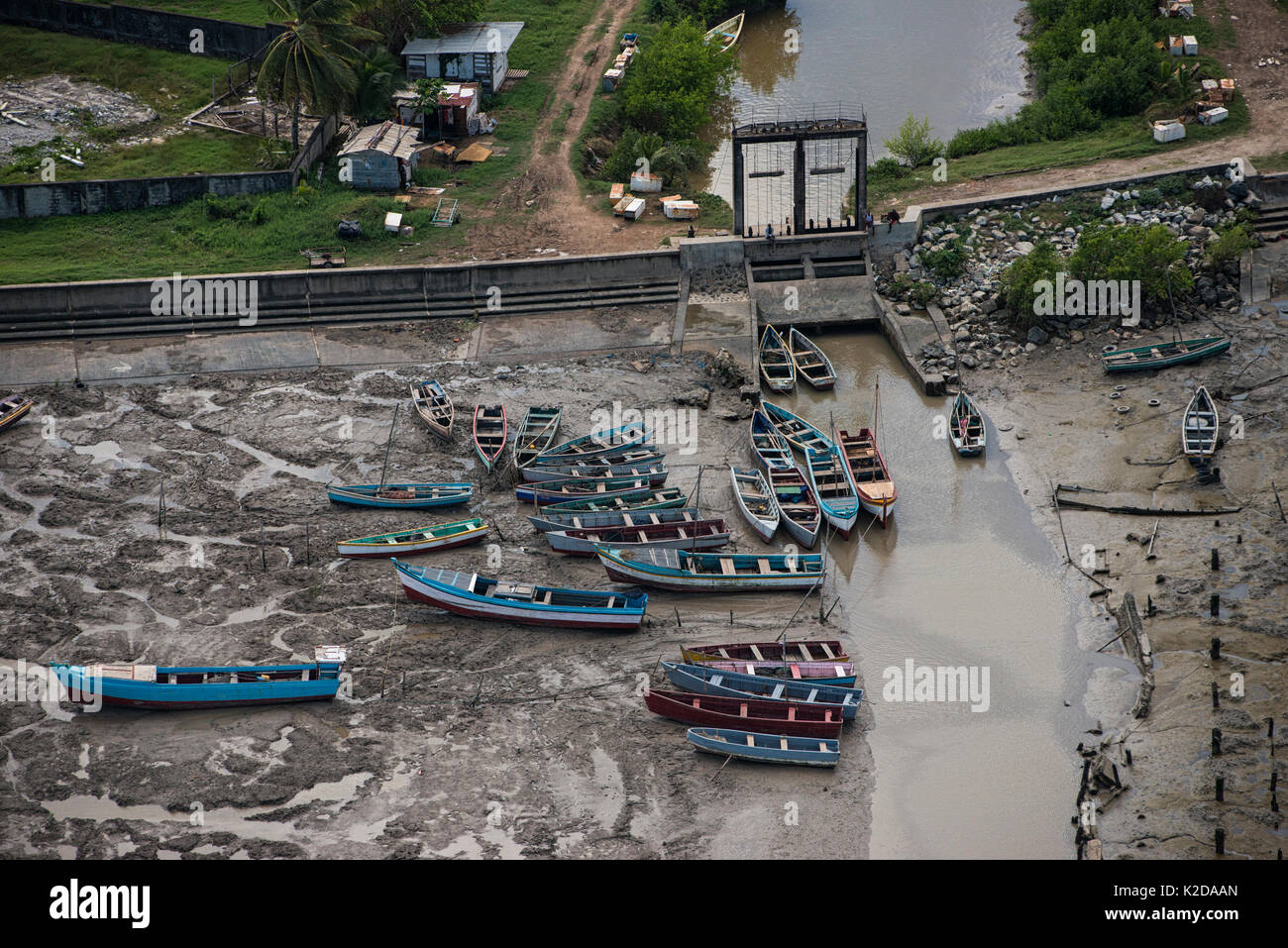 Barche da pesca nella speranza canal, un canale di irrigazione in Oriente Demerara acqua Conservancy, costiere Guyana, Sud America Foto Stock