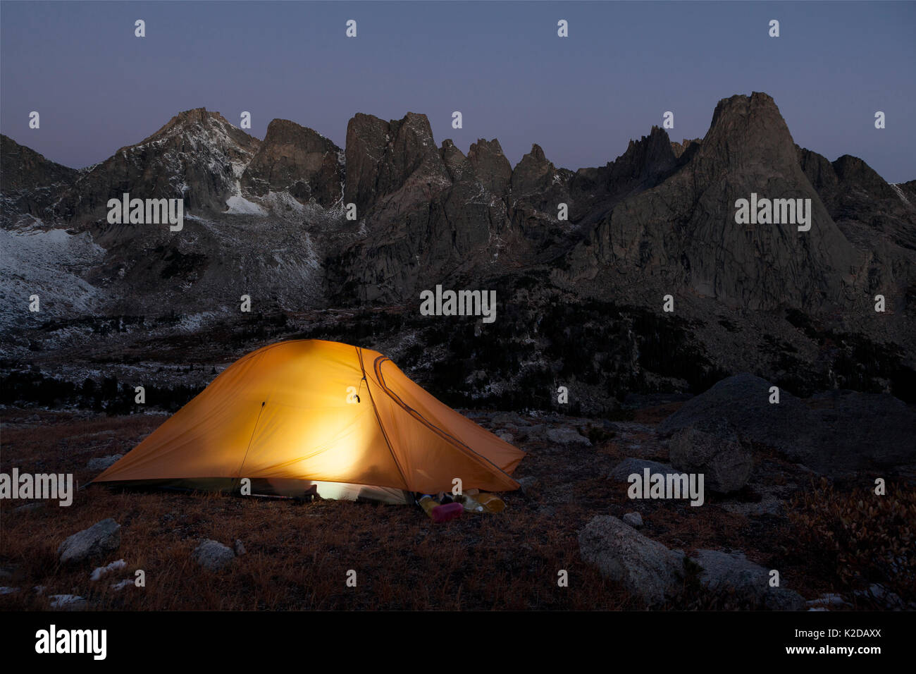 Campeggio nel Cirque di torri area, Popo Agie Wilderness, Wind River range, Shoshone National Forest, Wyoming negli Stati Uniti. Settembre 2015. Foto Stock