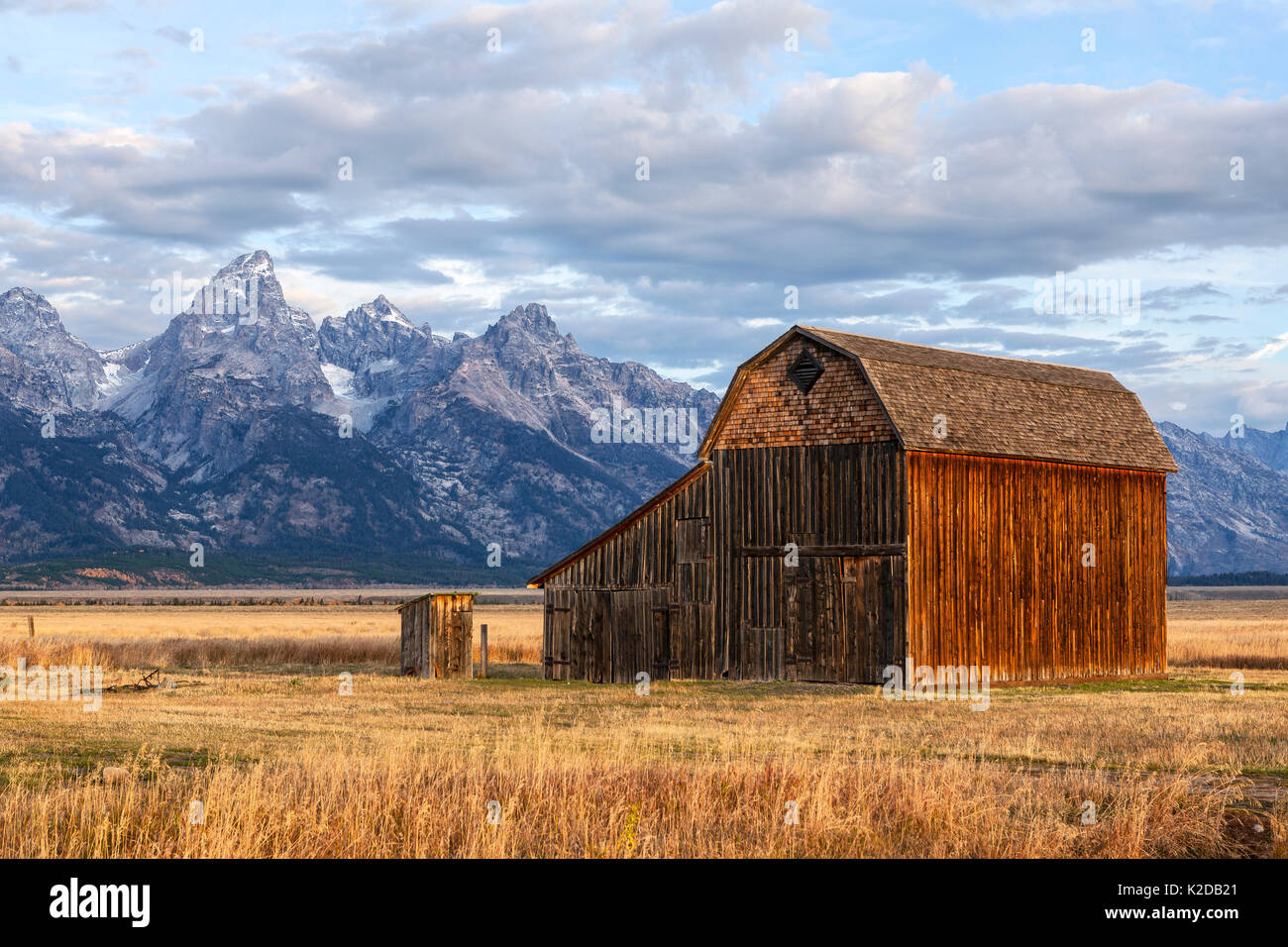 Teton range e fienile su Thomas Murphy Homestead, Grand Teton National Park, Wyoming negli Stati Uniti. Settembre 2015. Foto Stock